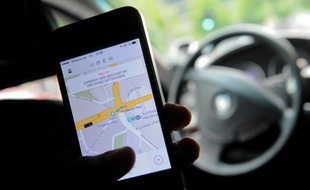 Un écran de téléphone affichant l'application de service de voitures de transport avec chauffeur Uber, le 24 avril 2015 à Berlin