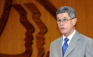 Le député et président du Rassemblement-UMP (RUMP) Pierre Frogier s'exprime après avoir été élu à la tête de la province Sud de Nouvelle Calédonie, le 15 mai 2009 à Nouméa