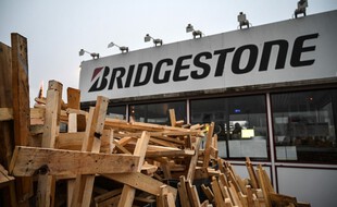 Devant l'usine Bridgestone en novembre 2020. (archives)