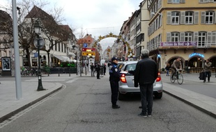Les policiers à l'entrée de la Grande Île demandent aux véhicules autorisés de montrer ce qu'ils transportent.