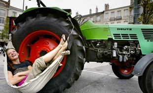 Manon Ossevoort, jeune Hollandaise avec son tracteur, le 23 juillet 2005 à Saint Etienne.