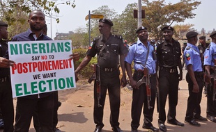 Une manifestation contre le report des élections au Nigeria à Abuja, le 7 février 2015.