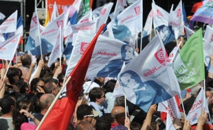 Le dernier grand meeting de campagne de François Hollande pour un "appel au rassemblement" et à la "mobilisation" a commencé jeudi vers 17H45 sous un soleil éclatant, à Toulouse sur une place du Capitole presque pleine, en présence d'une "gauche rassemblée".