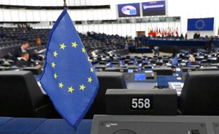 Illustration d'un drapeau européen au Parlement européen, le 17 septembre 2019 à Strasbourg