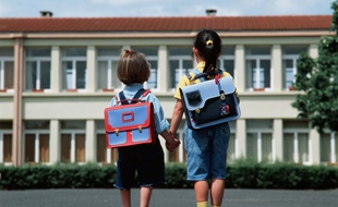 Les enfants ont été menottés dans leur école. Illustration.