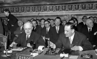 Christian Pineau et Maurice Faure lors de la signature du Traité de Rome le 25 mars 1957 à Rome