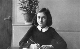 Le Musée historique d'Amsterdam et la Maison Anne Frank consacrent jusqu'à septembre une exposition aux lettres écrites par l'adolescente juive qui mourut au camp de concentration de Bergen-Belsen en 1944 et qui permettent de découvrir son caractère farouchement indépendant.