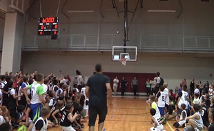 Tony Parker réussit un panier du milieu de terrain le 17 juin 2015.