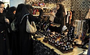 Plusieurs activistes saoudiennes des droits des femmes ont réagi avec colère mardi à un avis religieux interdisant le travail des femmes comme caissières dans les magasins.