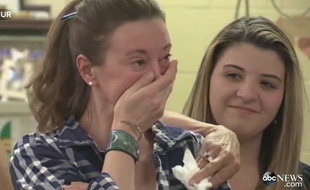 Courtney Vashaw, au milieu des étudiants.