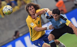 David Luiz a beaucoup souffert face à Suarez lors de Brésil-Uruguay, le 26 mars 2016.
