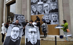 Des membres de la Convention citoyenne pour le climat accrochent leur portrait aux murs du Cese (Conseil économique, social et environnemental), le 5 mars 2020.