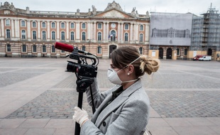 Une journaliste Place du Capitole alors que la France passe en confinement le 17 mars a midi pour contenir l'épidémie liée au Coronavirus.