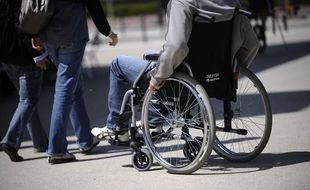Personne en fauteuil roulant à Nantes.