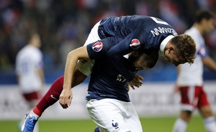 Antoine Griezmann félicité Karim Benzema, le 8 octobre 2015, à Nice.