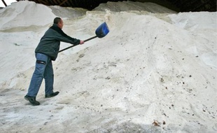 Les tas de sel sont préparés en amont pour les chasse-neige, selon les chutes prévues.