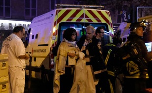 Des personnes blessées lors de l'attaque terroritse au Bataclan le 13 novembre 2015 à Paris