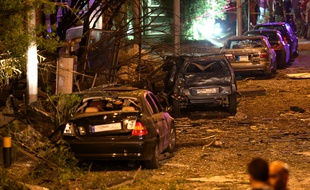 Des voitures endommagées près du lieu de l'explosion survenue à Beyrouth (Liban), le 12 juin 2016.