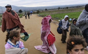 Des migrants s'apprêtent à traverser la frontière entre la Serbie et la Macédoine près du village de Miratovac, le 21 octobre 2015