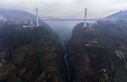 En Chine, une montagne a été coupée en deux pour construire une voie rapide