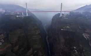 Après trois ans de travaux, le pont le plus haut du monde a été ouvert à la circulation ce jeudi 29 décembre 2016. Il est situé en Chine, dans la province du Guizhou, dans le sud-ouest du pays.