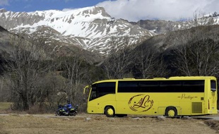 Un car transportant des familles et proches de victimes du crash de l'A320 de la compagnie Germanwings arrive à Seyne-les-Alpes, dans les Alpes-de-Haute-Provence, le 31 mars 2015