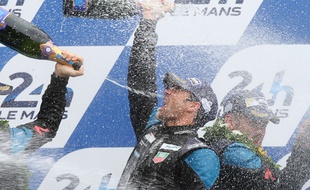 L'acteur et pilote Patrick Dempsey sur le podium des 24 Heures du Mans 2015.