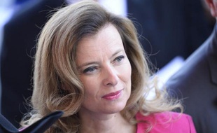 Valérie Trierweiler, compagne de François Hollande, explique dans un entretien au Parisien dimanche le choix du chef de l'Etat d'aller se reposer cette semaine au pavillon de la Lanterne, à proximité du château de Versailles, plutôt qu'au fort de Brégançon, où "la moindre sortie se transforme en bain de caméras".