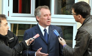 La candidate socialiste aux législatives dans la deuxième circonscription des Pyrénées-Atlantiques, Nathalie Chabanne, a déclaré mardi à l'AFP qu'elle "restait" investie par le PS, au lendemain de la proposition de la députée PS Marisol Touraine de ne pas présenter de candidat PS face à François Bayrou.