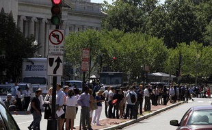 A Washington, des dizaines de personnes patientent sur le strip de la New York Avenue, devant le building du Trésor américain qui vient d'être évacué après un séisme de magnitude 5,9 ressenti dans plusieurs villes de la Côte Est, mardi 23 août 2011.