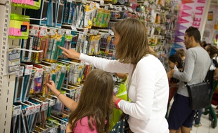 Achat de fournitures scolaires dans un hypermarché