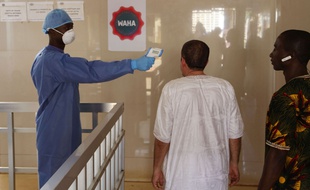 Un test de température lors de l'épidémie d'Ebola en 2016, à Conakry en Guinée.