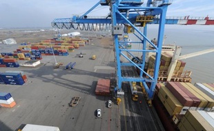 Le déficit commercial de la France, nettement creusé en février par la vague de froid qui avait dopé les importations d'énergie, a reculé en mars pour atteindre 5,721 milliards d'euros, selon les données publiées mercredi par les Douanes.