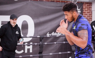 Tony Yoka s'entraîne avec Eric Tormos, ancien coach de l'équipe de France, au club de sport 50 Foch, le 7 février 2017.