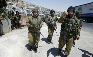 Des soldats israéliens patrouillent à l'entrée du camp de réfugiés d'Al-Arub à proximité d'Hébron, après l'attaque au couteau contre de deux d'entre eux