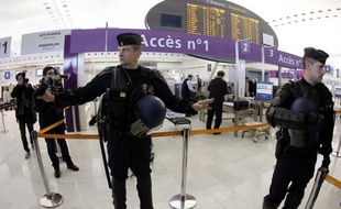 Des effectifs de la police aux frontières (PAF) et de CRS étaient déployés jeudi matin au terminal 2F de l'aéroport de Roissy pour remplacer les agents de sûreté qui entamaient leur septième jour de grève, a constaté une journaliste de l'AFP.