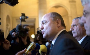 Le patron des députés socialistes, Bruno Le Roux, et le maire de Paris, Bertrand Delanoë, ont souhaité jeudi que le non-cumul des mandats puisse s'appliquer dès les élections municipales de 2014.