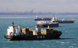 Des navires de marchandise dans le port de Martigues, dans le sud de la France, le 17 octobre 2010