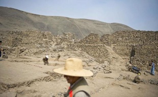 Le site archéologique El Paraiso, découvert récemment près de Lima, a été la cible de malfaiteurs qui ont détruit une pyramide de six mètres de hauteur datant de 5.000 ans, a indiqué lundi le ministère péruvien de la Culture.