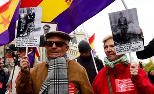 Des manifestants montrent des photos de victimes du franquisme le 22 novembre 2015 à Madrid