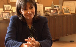 Capture d'écran de l'interview vidéo d'Anne Hidalgo sur la place des réseaux sociaux en politique.