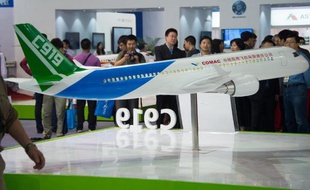 Un modèle du moyen-courrier chinois C919 au salon international de Shuhai, au sud de la Chine