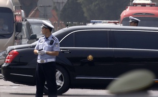 Une file de voitures lourdement escortée à l'occasion de la visite de Kim Jong-un, à Pékin le 19 juin 2018.