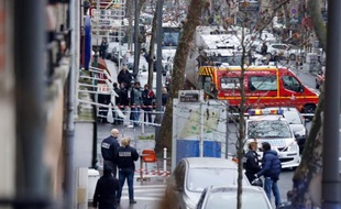 Policiers et pompiers sur le lieu de la fusillade le 8 janvier 2015 à Montrouge