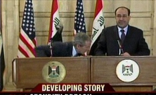 En pleine conférence de presse, Mountazer al-Zaïdi s'était levé et avait crié au président américain qui effectuait une dernière visite en Irak avant son départ de la Maison Blanche: "c'est le baiser de l'adieu, espèce de chien", avant de lui lancer ses chaussures.