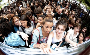Des lycéens découvrent les résultats du bac, le 6 juillet 2010 au lycée Jean Lafontaine à Paris, le 6 juillet 2010.