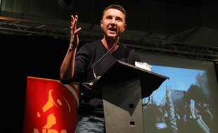 Olivier Besancenot, porte-parole du NPA, à la tribune du premier congrès du parti, le 11 février 2011, à Montreuil.