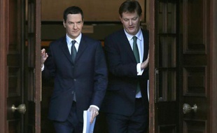 Le ministre des Finances britannique George Osborne (g) et le secrétaire en chef au Trésor Danny Alexander sortent du Parlement à Londres le 3 décembre 2014