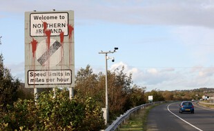 Un panneau vandalisé à la frontière nord-irlandaise (image d'illustration).