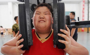 Un jeune Chinois fait de l'exercice dans un camp de vacances réservé aux obèses à Shenyang, le 3 août 2009.